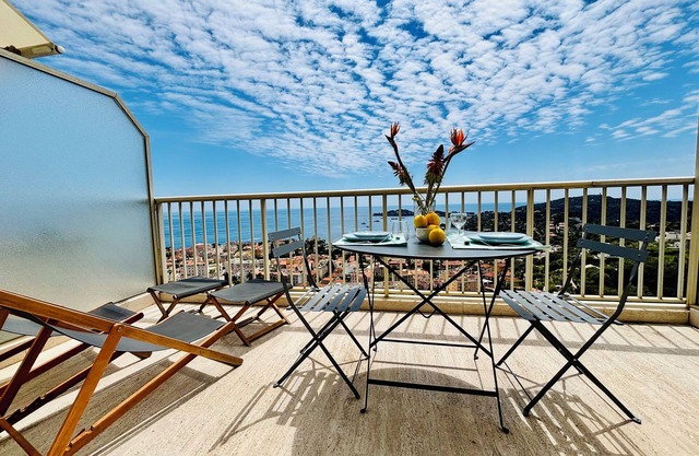 Breathtaking view of Cap-Ferrat and the sea, studio with balcony and parking, A/C
