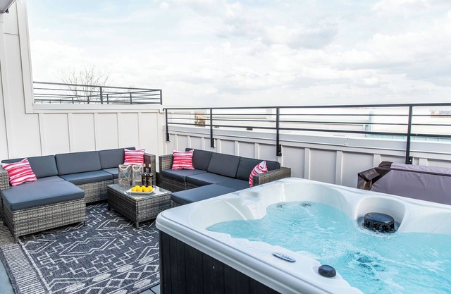 Breathtaking Home in North Nashville - Rooftop Hot tub, Pool Table!
