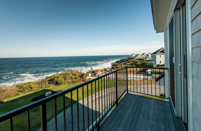 BREATHTAKING SEASIDE BUNGALOW COMPLETE LUXURY AMAZING VIEWS !