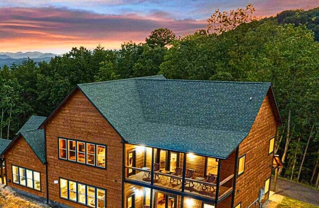 Breathtaking Views, 4 King BDs, Heated Indoor Pool