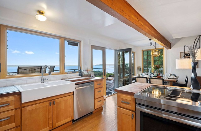 Breathtaking Waterfront Home w Beach /Hot Tub