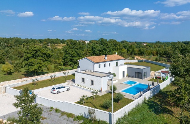 Bren New! Exclusive villa with 5 bedrooms, 52m² pool on 300m² is waiting for you