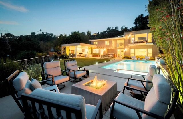 Brentwood Retreat - pool/jacuzzi, fitness room, theatre & dual primary bedrooms