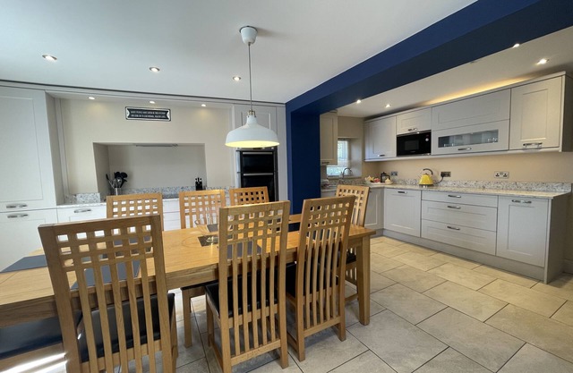 Bridge House - a house that sleeps 8 guests in 4 bedrooms