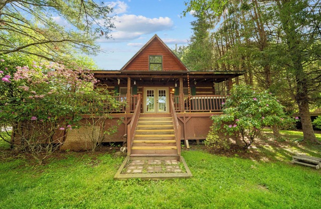 Bridgepoint Cabin: Walk to Watauga River, hot tub, play in the yard!