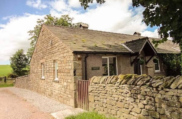 BRIDLEWAY COTTAGE, romantic, with open fire in Tatham
