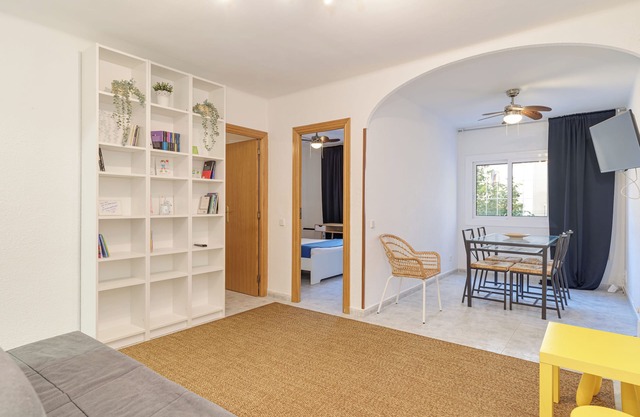 Bright and Spacious 2-Bedroom Apartment Steps from Florida Metro (Red Line).