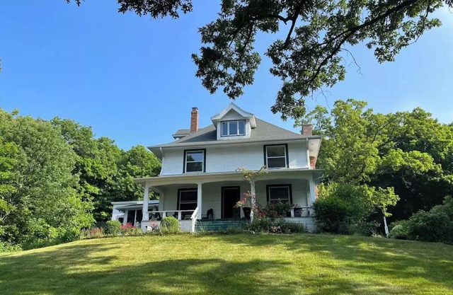 Brigham Farmhouse- Driftless Wisconsin Gem