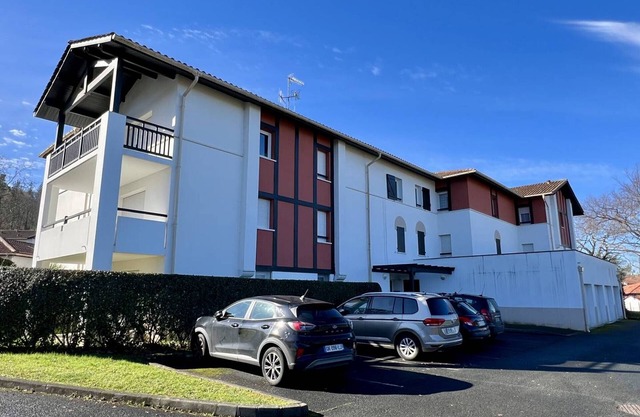 Bright 1-Bedroom Apartment with Terrace, Near Center & Spa, Sleeps 2