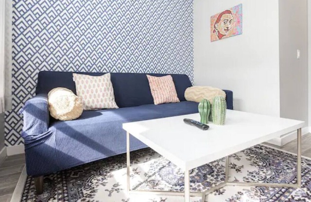 Bright 1BDR Downtown. Parking. WiFi. Walk to All.