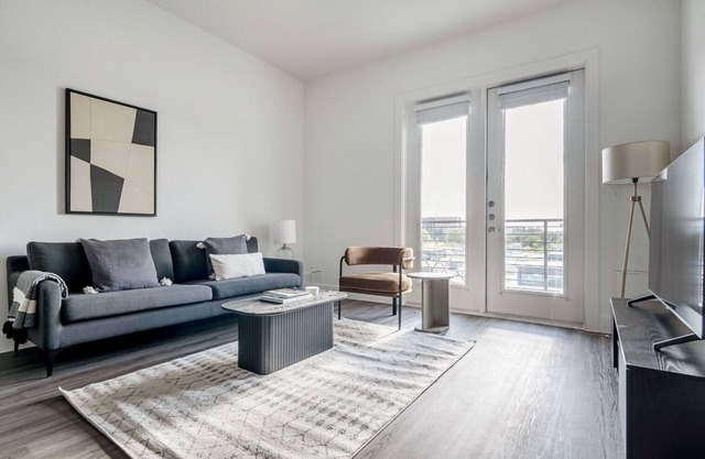 Bright 1BR in the Highlands w/Pool, W/D & Gym, walkable, by Blueground