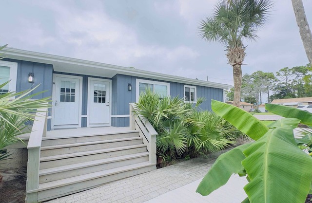 Bright 2BR/2BA retreat minutes from the ocean! (B)