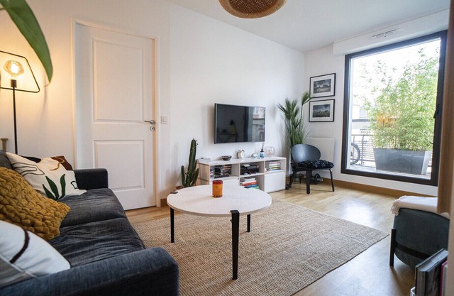 Bright 37m² For 2 With Balcony In Paris!