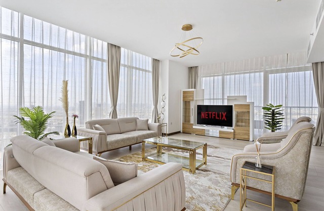Bright 4 BD Penthouse With Spacious Terrace