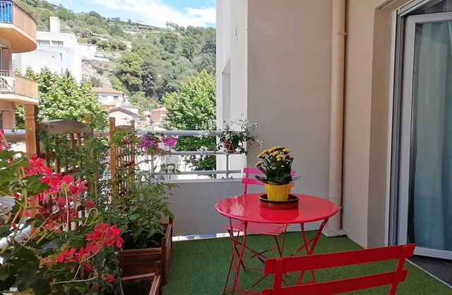 Bright 45m² in a lively area