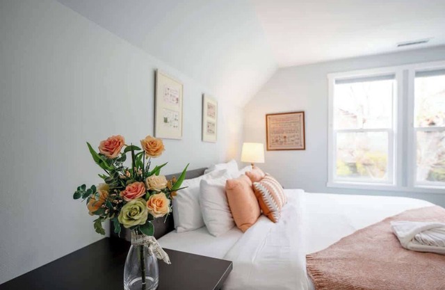 Bright & Airy 4b3b Upper unit @ Capital Hill