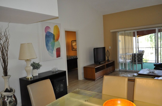 Bright and Airy Upstairs Condo in Beautiful Lakeside Community