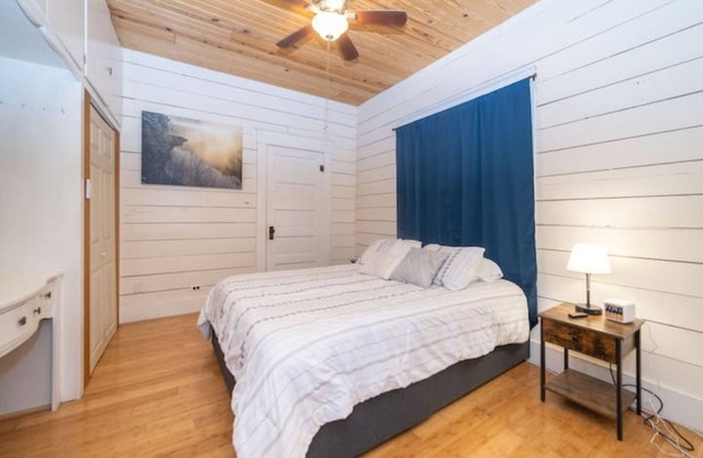 Bright and Cozy 2 Bedroom Cottage w/Amenities