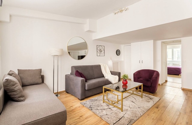 Bright and Cozy Champs Elysées rue D'artois