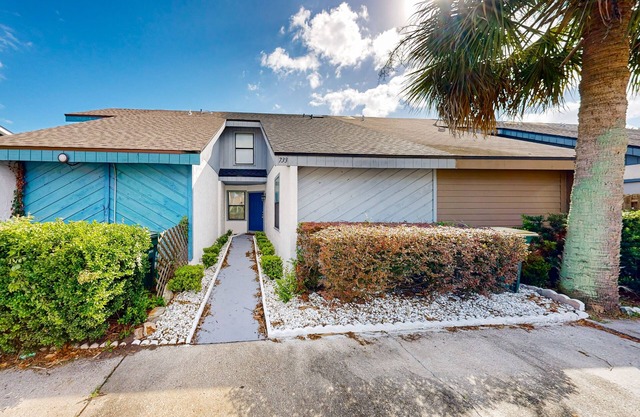 Bright and cozy condo with central AC, enclosed yard, & free wifi