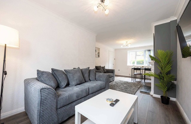 Bright and Modern 2 Bed Home w Garden in Liverpool