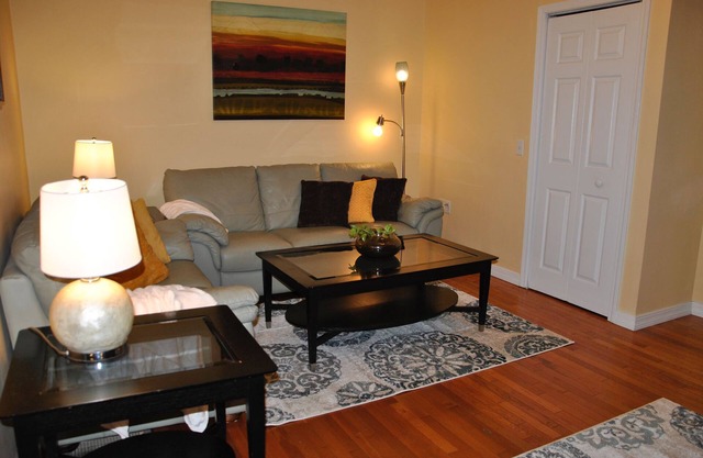 Bright and quaint 2-bedroom apartment with WiFi, AC in charming Elmira