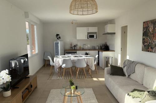 Bright and quiet apartment near attractions