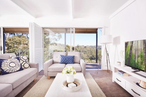 Bright And Spacious Family Home With Leafy Deck