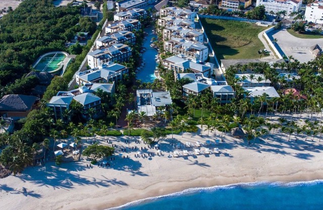Bright and Spacious Suite! Beachfront Location