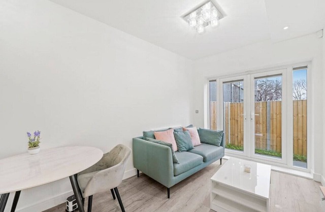 Bright and stylish 1 bedroom flat, great location!