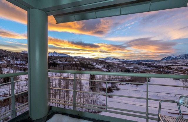 Bright and Sunny Penthouse with Amazing Views