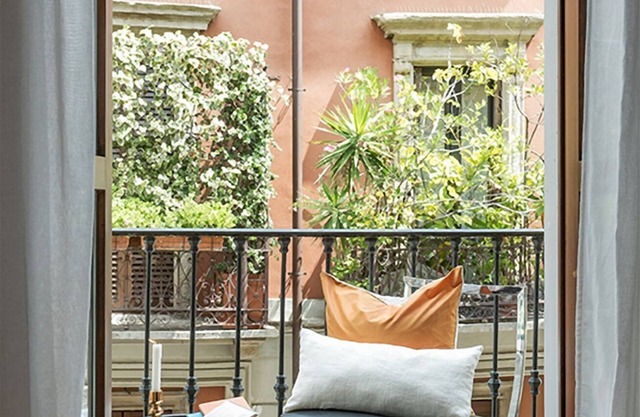 Bright and very central apartment in Corso Como, just a stone's throw from the Unicredit Tower, Eataly, Piazza Gae Aulenti and the new Isola and Porta Nuova districts where the longest walk in Milan begins.Despite being in the center of Milan's nightlife