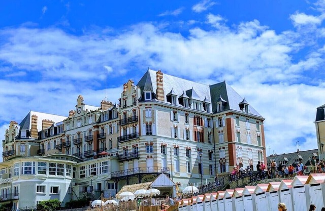 Bright apartment with private beach access