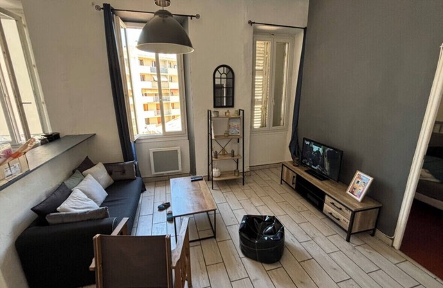 Bright Apartment Near the Beach and Old Port