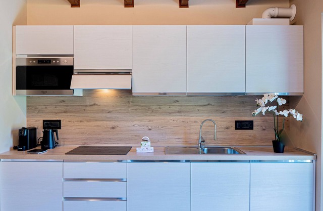 BRIGHT APARTMENT SURROUNDED BY GREENERY