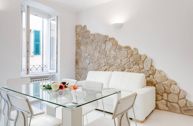 Bright apartment that can accommodate up to 2 people on two floors, located in a renovated period building in the heart of the historic city centre, in a completely pedestrian area just a few steps from the cathedral. The apartment, with a modern and ref