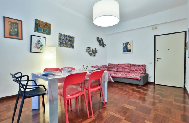 Bright apartment with balcony ideal for up to 4 people, equipped with every comfort to ensure a relaxing stay. Located just 200 meters from the sea, it is located in the eastern area of Salerno, in a quiet but well-served neighborhood, with shops,