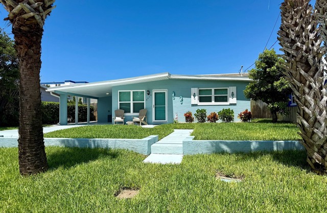 Bright Beach Bungalow – 1 Block to Dahlia Park Beach Access