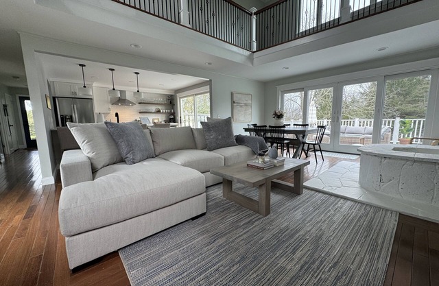 Bright Beach Cottage, renovated 3 bedroom, large private sunny deck!