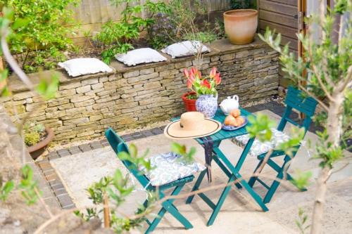 Bright & Beautiful Open Plan Coach House Painswick