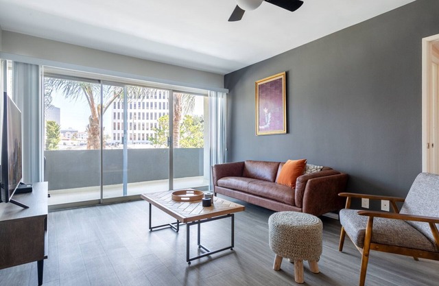 Bright Brentwood 2BR w/Outdoor Pool, walk to shops, by Blueground