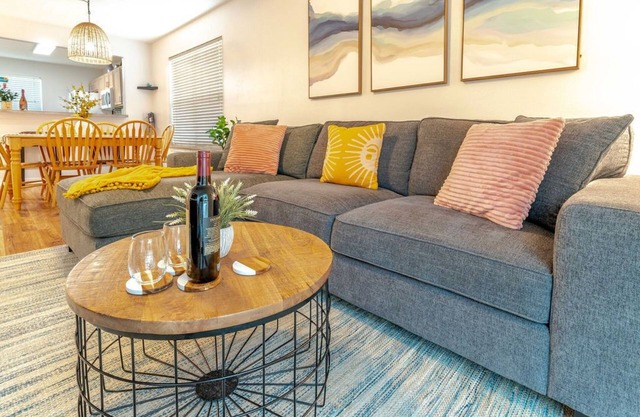 Bright bungalow 7 mi from Perdido king bed pet and family friendly near NAS