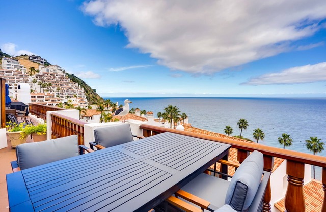 Bright Catalina Island Condo w/Ocean Views!