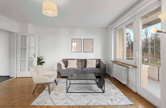 Bright & Comfortable Apartment Near Zug Station