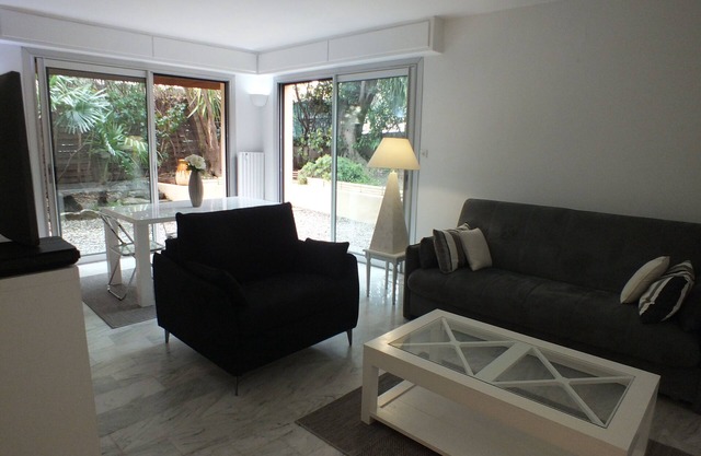 Bright corner apartment with fenced garden, 5 minutes from the beach!