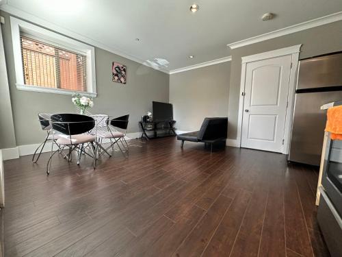 Bright & Cozy 1B1B in Vancouver-close to YVR Airport & DT, Free Parking, Private Entrance,