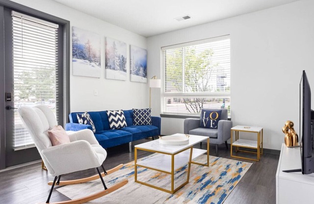 Bright & Cozy 2BR Retreat w/Parking – Broad Ripple