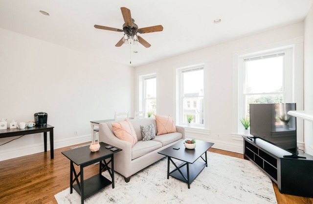 Bright & Cozy Downtown Apartment - Free Parking - Dogs Welcome - Fast Wi-Fi