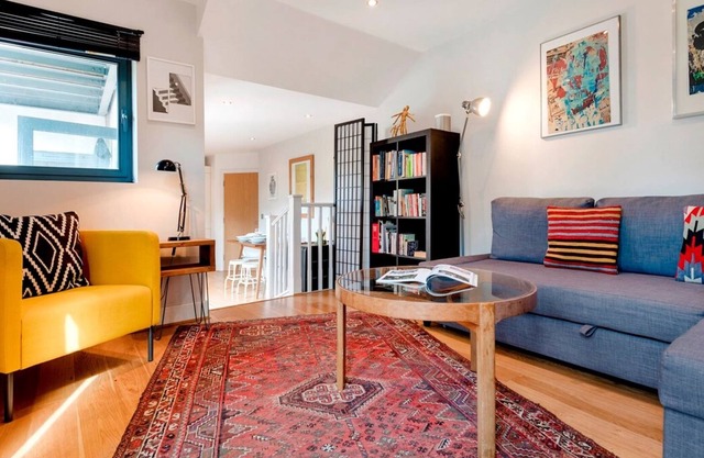 Bright Denmark Hill Nest