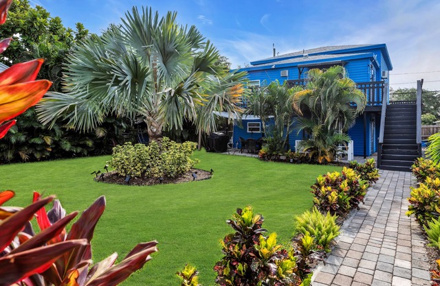 Bright & Fun 2BR w/HugeYard&WiFi Near Beach & WPB